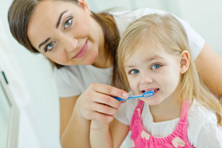 Mom and Daughter brushing their teeth - Pediatric Dentist in Phoenix, AZ